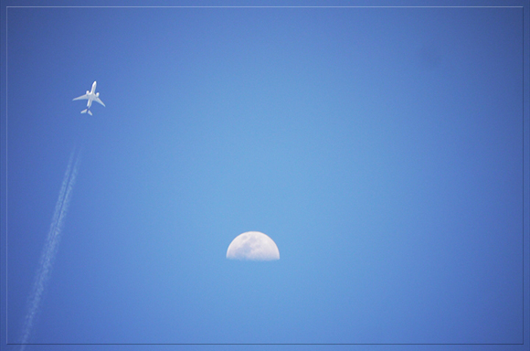 自宅から見上げた月とジェット機のツーショット（撮影：4月16日、投稿：亀井様）